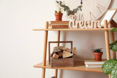 Yakacak odunları olan bir kitap rafı.