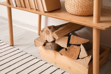 Yakacak odunları olan bir kitap rafı, yakın plan.