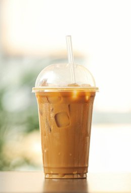 Odadaki masada bir fincan lezzetli buzlu kahve, yakın plan.