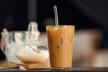 Kafedeki masada bir bardak lezzetli buzlu kahve, yakın plan.