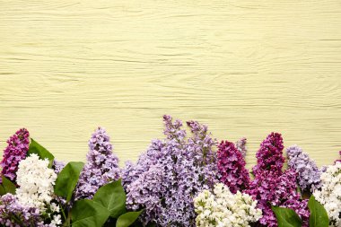 Ahşap arkaplanda güzel leylak çiçekleri