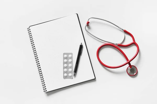 Stetoscopio Moderno Notebook Pillole Penna Sfondo Chiaro — Foto Stock