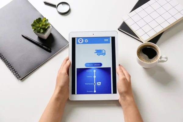 Woman Holding Tablet Computer Open Page Delivery Service Application Table — Stockfoto