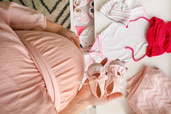 Mujer Embarazada Cerca Cómoda Con Ropa Bebé Primer Plano —  Fotos de Stock
