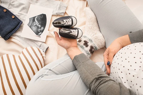 Pregnant Woman Sonogram Image Baby Booties Clothes Bed Closeup — Stock Photo, Image