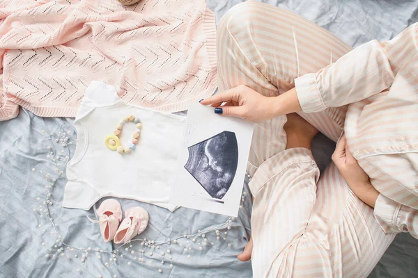 Těhotná Žena Ultrazvukem Dětským Příslušenstvím Posteli — Stock fotografie
