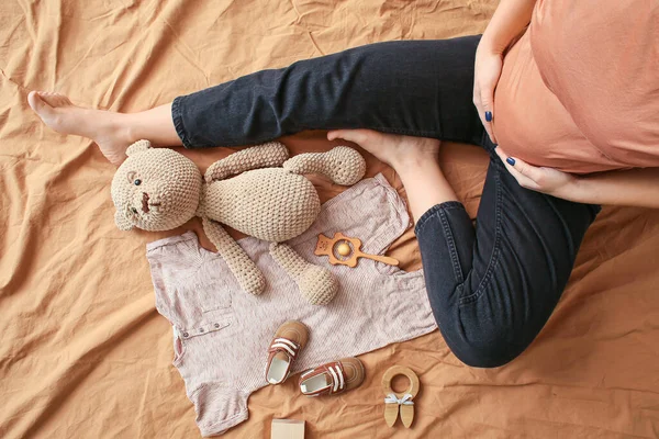 Pregnant Woman Baby Clothes Toys Bed — Stok fotoğraf
