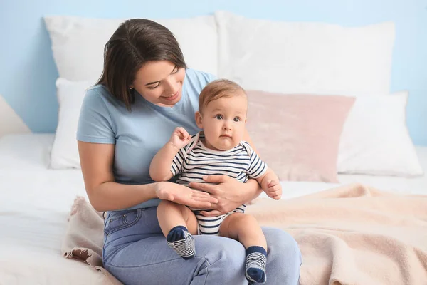 Mor Med Söt Liten Bebis Hemma — Stockfoto