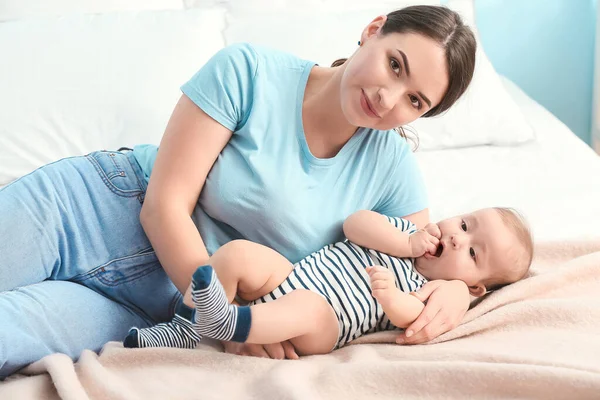 Evde Küçük Sevimli Bir Bebeği Olan Bir Anne — Stok fotoğraf