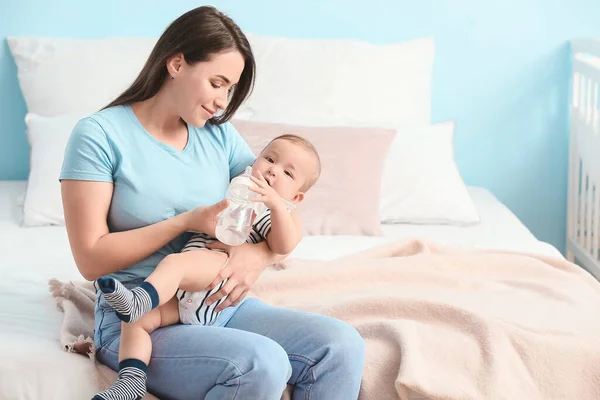 Moeder Met Schattige Kleine Baby Thuis — Stockfoto