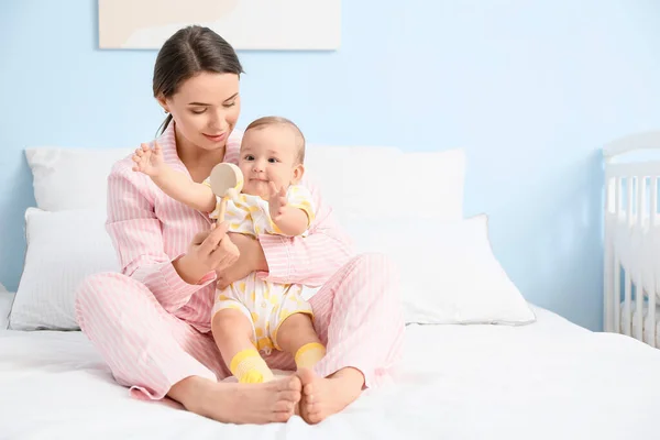 Evde Şirin Bebek Ile Oynarken Annesi — Stok fotoğraf