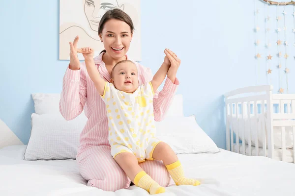 Moeder Spelen Met Schattige Baby Thuis — Stockfoto