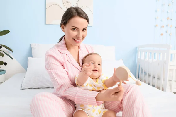 Mãe Brincando Com Bebê Bonito Casa — Fotografia de Stock