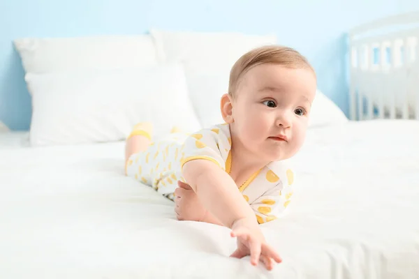 Mignon Petit Bébé Couché Sur Lit Gros Plan — Photo