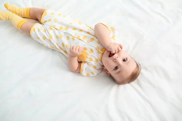 Mignon Petit Bébé Couché Sur Lit — Photo