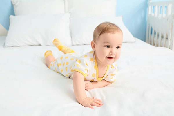Yatakta Uzanan Tatlı Bebek — Stok fotoğraf