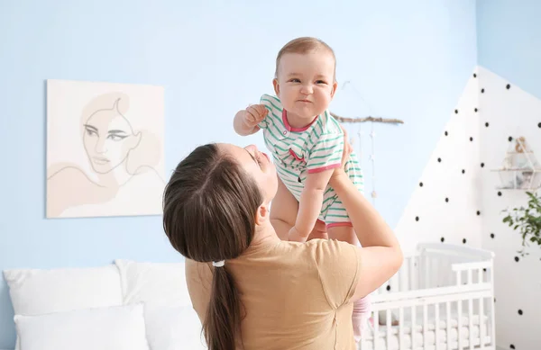 Mor Med Söt Baby Hemma — Stockfoto