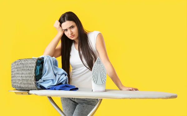 Verontrustende Jonge Vrouw Met Ijzer Kleur Achtergrond — Stockfoto