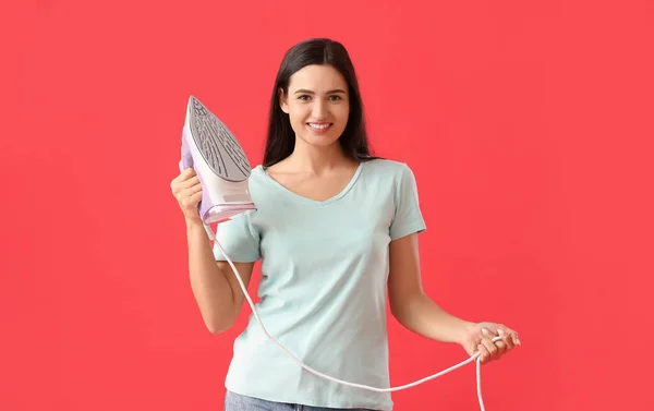 Schöne Junge Frau Mit Eisen Auf Farbigem Hintergrund — Stockfoto