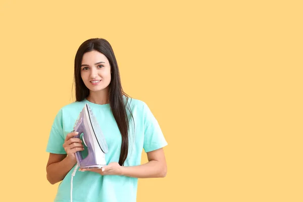 Mooie Jonge Vrouw Met Ijzer Kleur Achtergrond — Stockfoto