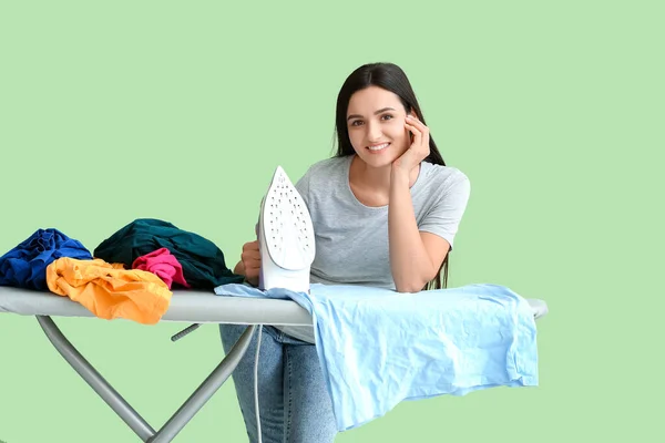 Jonge Vrouw Met Ijzer Kleren Kleur Achtergrond — Stockfoto