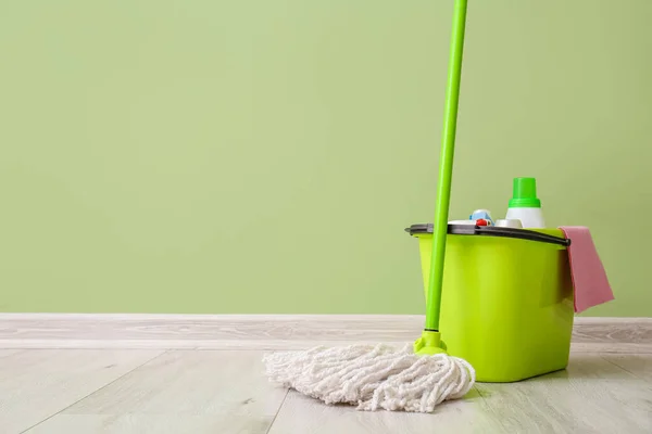 Set Reinigungsmittel Der Nähe Der Wand — Stockfoto