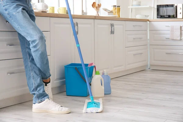 Junger Mann Mit Putzutensilien Küche — Stockfoto