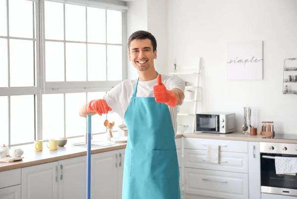 Junger Mann Mit Bodenwischer Zeigt Daumen Nach Oben Küche — Stockfoto