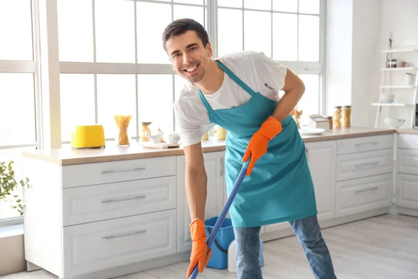 Genç Adam Mutfakta Yerleri Paspaslıyor — Stok fotoğraf