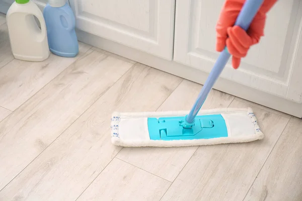 Hombre Joven Fregando Piso Cocina Primer Plano — Foto de Stock