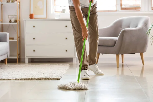 Junger Mann Wischt Fußboden Wohnzimmer — Stockfoto