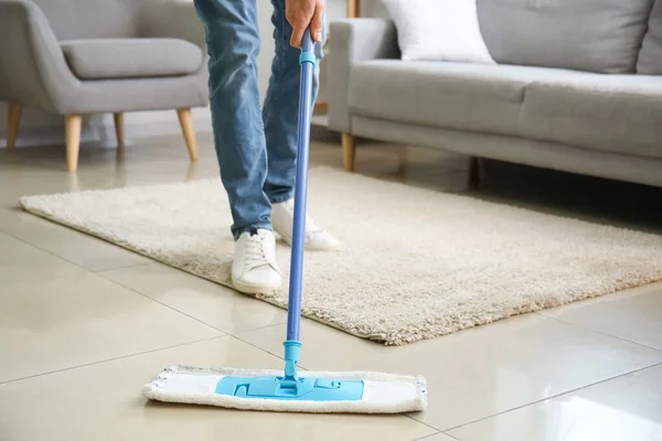 Hombre Joven Fregando Piso Sala Estar — Foto de Stock