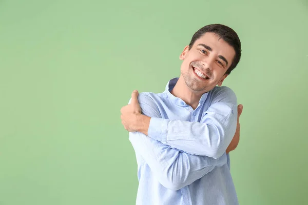 Joven Abrazándose Sobre Fondo Color — Foto de Stock