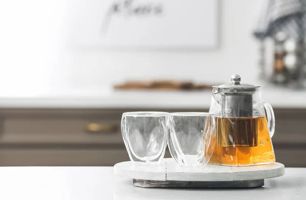Bule Com Chá Quente Copos Mesa Cozinha — Fotografia de Stock