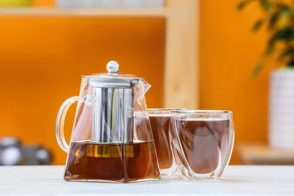 Τσαγιέρα Και Ποτήρια Ζεστό Τσάι Στο Τραπέζι Στην Κουζίνα — Φωτογραφία Αρχείου