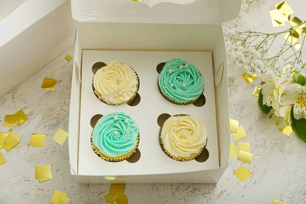 Box Tasty Cupcakes Flowers Light Background — Stock Photo, Image