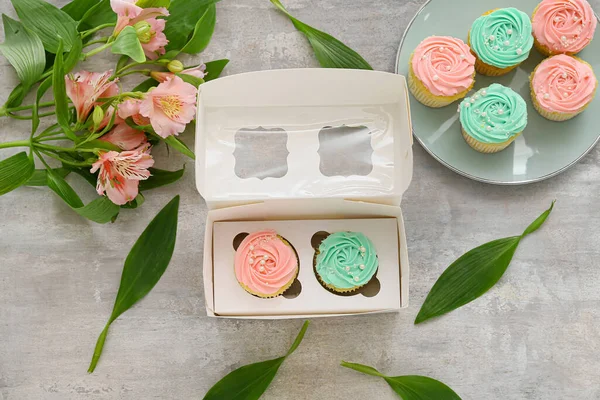 Tasty Cupcakes Flowers Grey Background — Stock Photo, Image