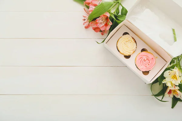 Doboz Ízletes Cupcakes Virágok Könnyű Háttér — Stock Fotó