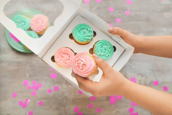 Mulher Segurando Caixa Com Cupcakes Saborosos Fundo Cinza — Fotografia de Stock