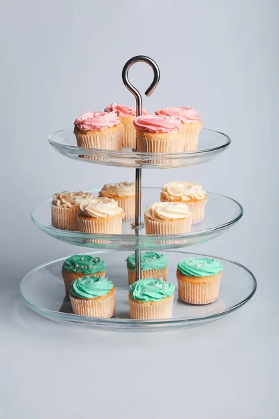 Suporte Sobremesa Com Cupcakes Saborosos Fundo Cinza — Fotografia de Stock