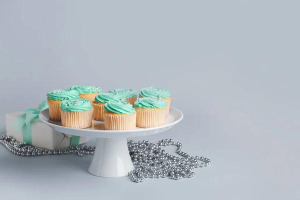 Dessert Stand Avec Savoureux Cupcakes Coffret Cadeau Perles Sur Fond — Photo