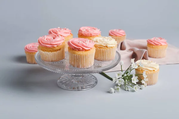 Postre Con Sabrosos Cupcakes Flores Sobre Fondo Gris — Foto de Stock