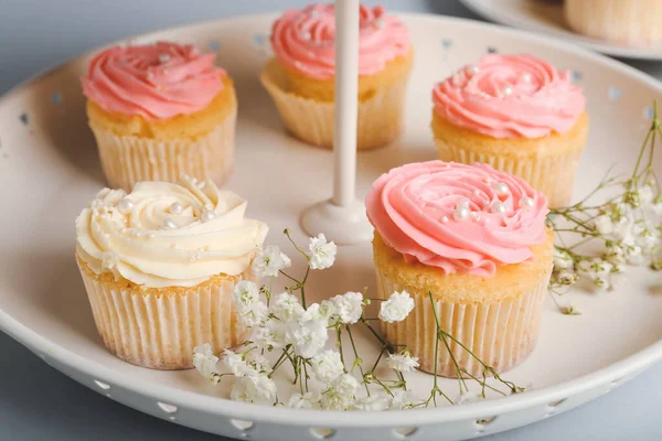 Efterrätt Stå Med Välsmakande Cupcakes Och Blommor Bordet Närbild — Stockfoto