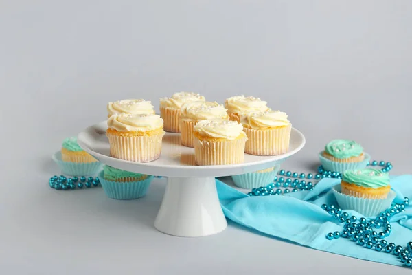 Suporte Sobremesa Com Cupcakes Saborosos Contas Fundo Cinza — Fotografia de Stock