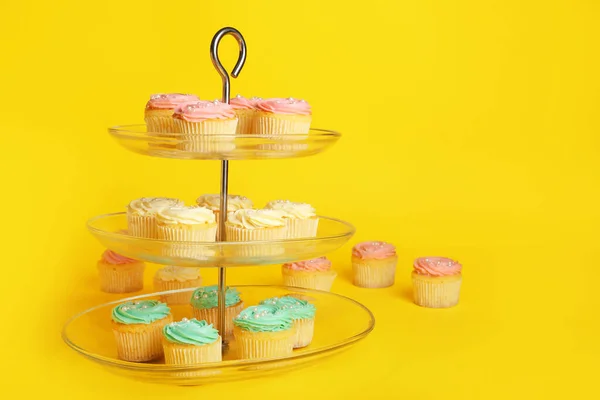 Suporte Sobremesa Com Cupcakes Saborosos Fundo Cor — Fotografia de Stock