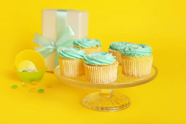 Stand Dessert Con Gustosi Cupcake Confezione Regalo Sfondo Colori — Foto Stock