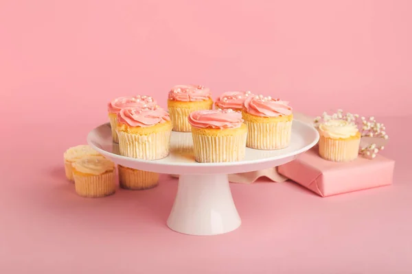 Dessert Stand Met Lekkere Cupcakes Kleur Achtergrond — Stockfoto