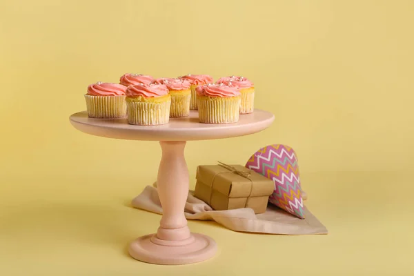 Support Dessert Avec Savoureux Cupcakes Boîte Cadeau Chapeau Fête Sur — Photo