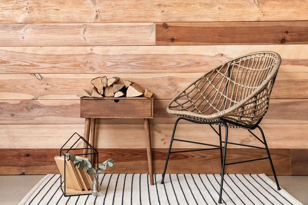 Kol Masa Yakacak Odunları Olan Ahşap Duvarlar — Stok fotoğraf