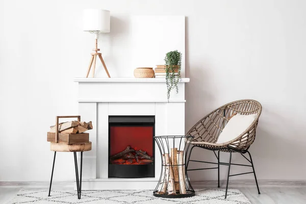 光の壁の近くの近代的な暖炉とアームチェア — ストック写真